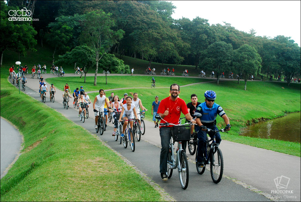 Volta inaugural do sistema de compartilhamento de bicicletas.