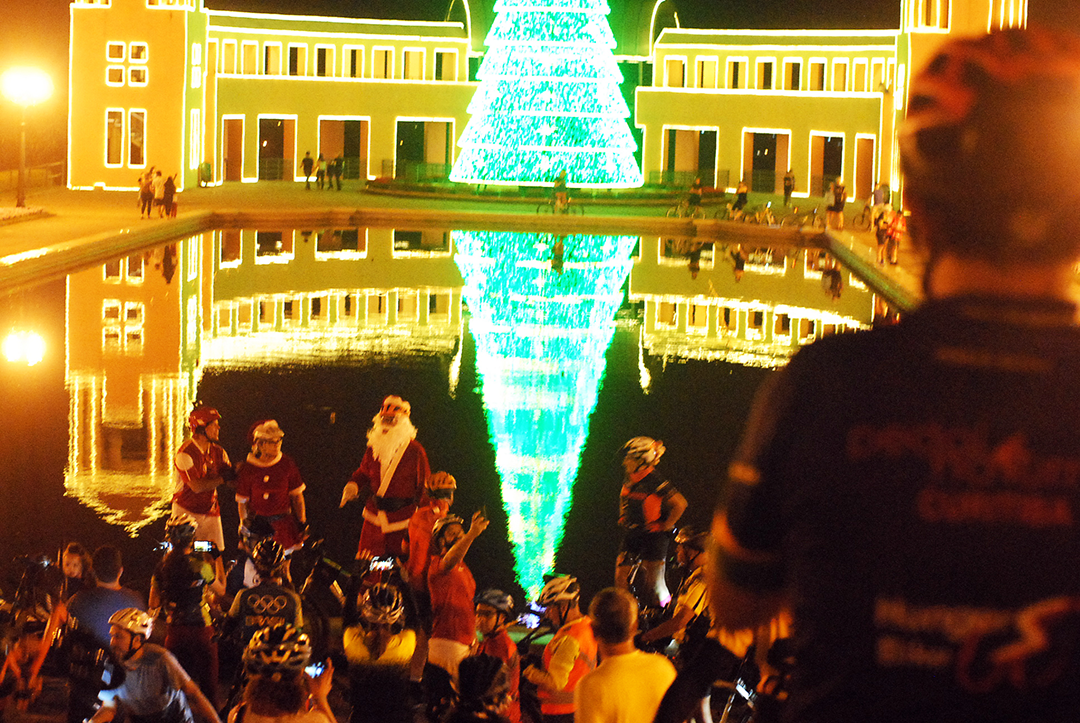 Passeio Noturno de Natal com o Papai e Mamãe Noel